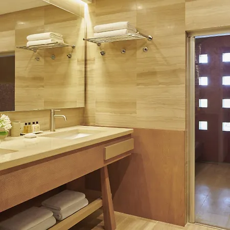 Ξενοδοχείο Paola 5*